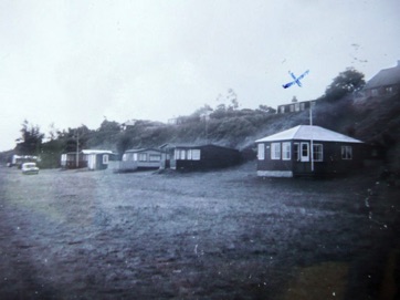 VED STRANDEN 10 og 12, ERIK og SWELL - LYSTRUP STRAND, 1950erne. Kryds ved Raskens, Over Stranden.jpg